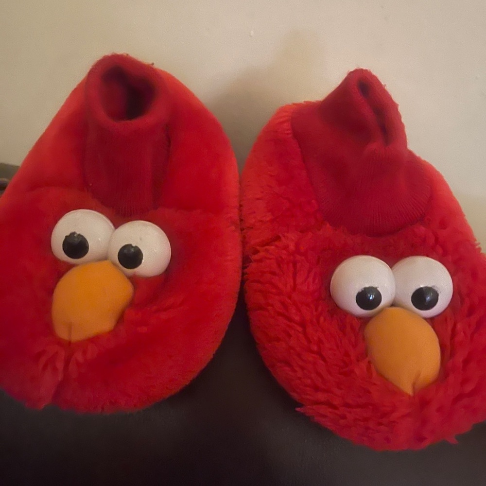 Elmo slippersToddler size 9/10 great condition.